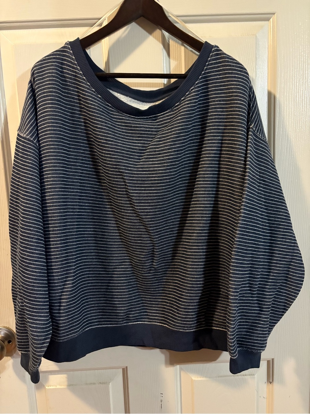 American Eagle Navy & White Striped Crewneck Pullover Sweater